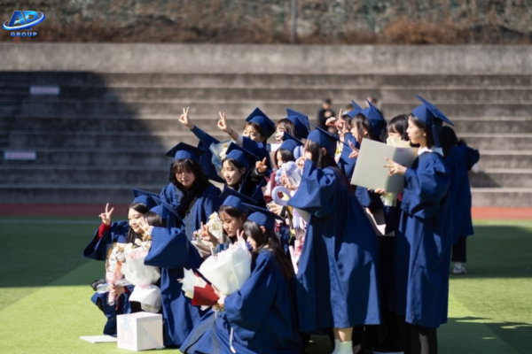 Tốt nghiệp tại Đại học Kyungsung